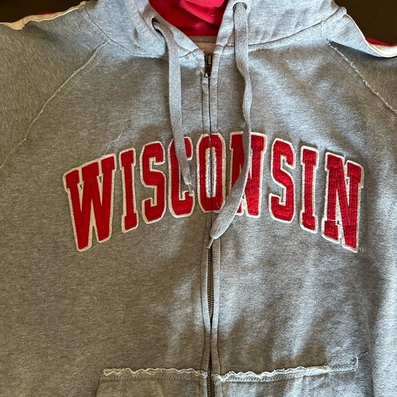 Wisconsin Badgers sweatshirt - Picture 2 of 5